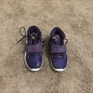 Boys Kyrie Irvin basketball shoes
